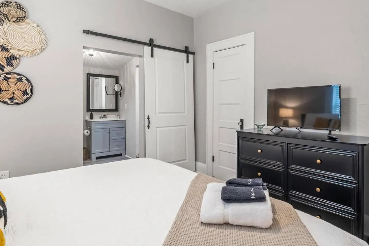 Tatil Evi Beekeeper'S Inn - Beautifully Renovated 1929 Bungalow With 2 Bedrooms On Brick Street Near Tampa'S Attractions ABD