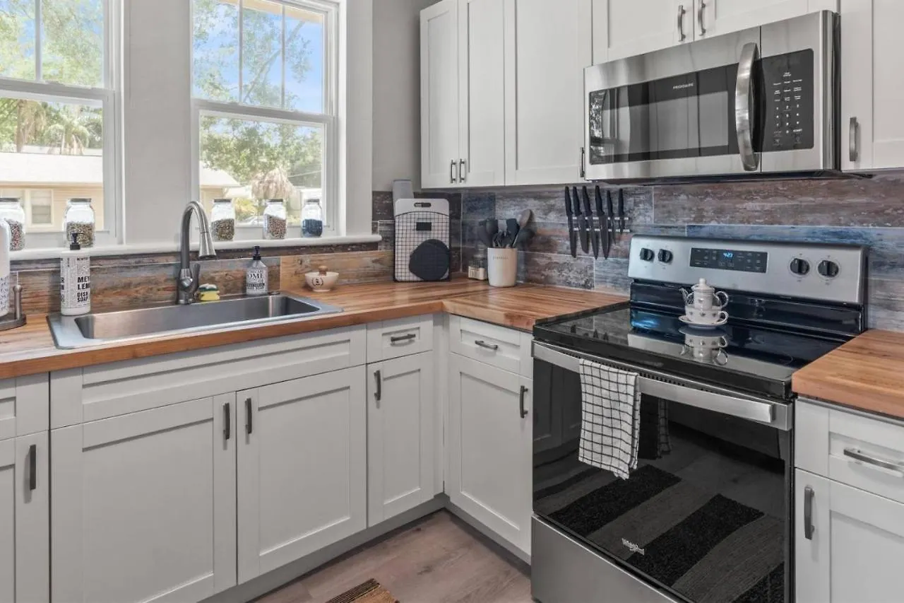 Beekeeper'S Inn - Beautifully Renovated 1929 Bungalow With 2 Bedrooms On Brick Street Near Tampa'S Attractions 0*, Tampa ABD