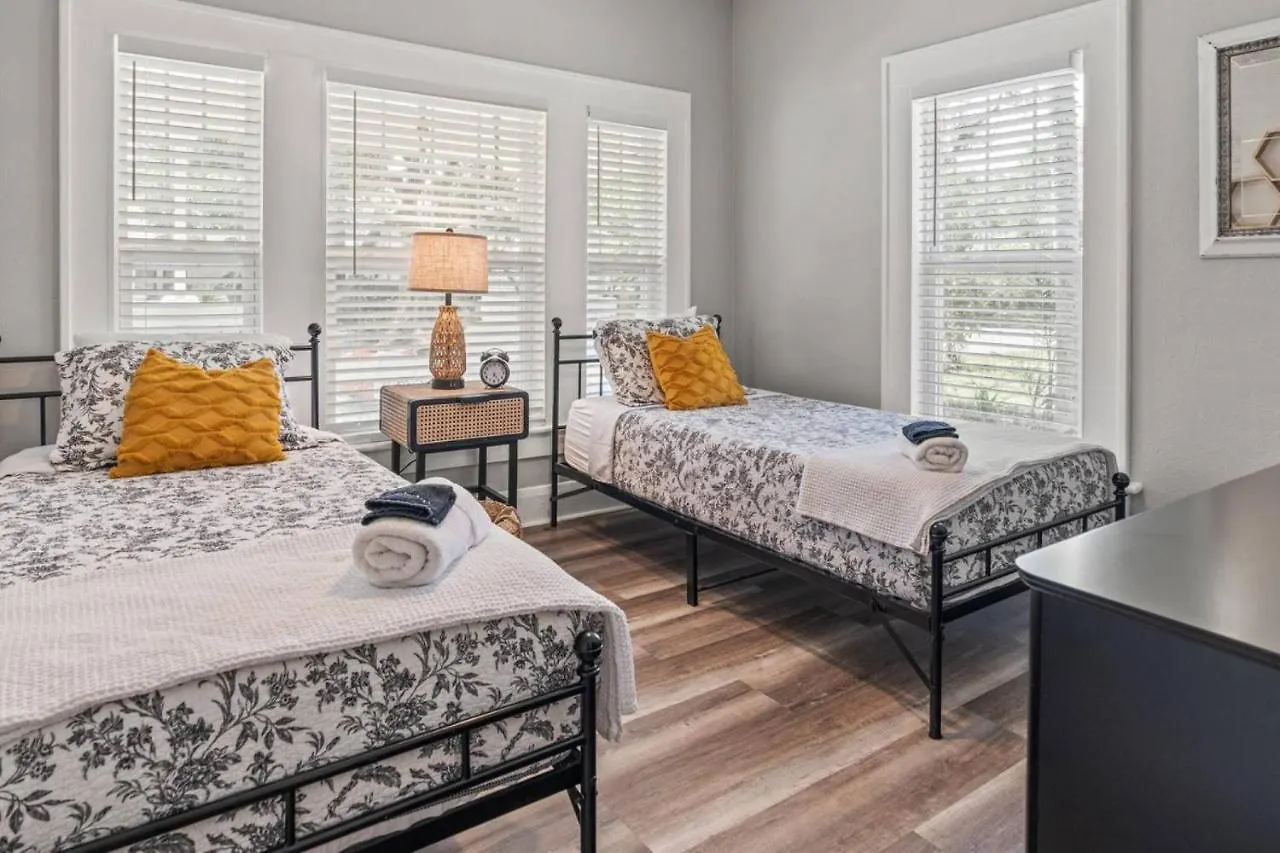 Beekeeper\'S Inn - Beautifully Renovated 1929 Bungalow With 2 Bedrooms On Brick Street Near Tampa\'S Attractions contacts