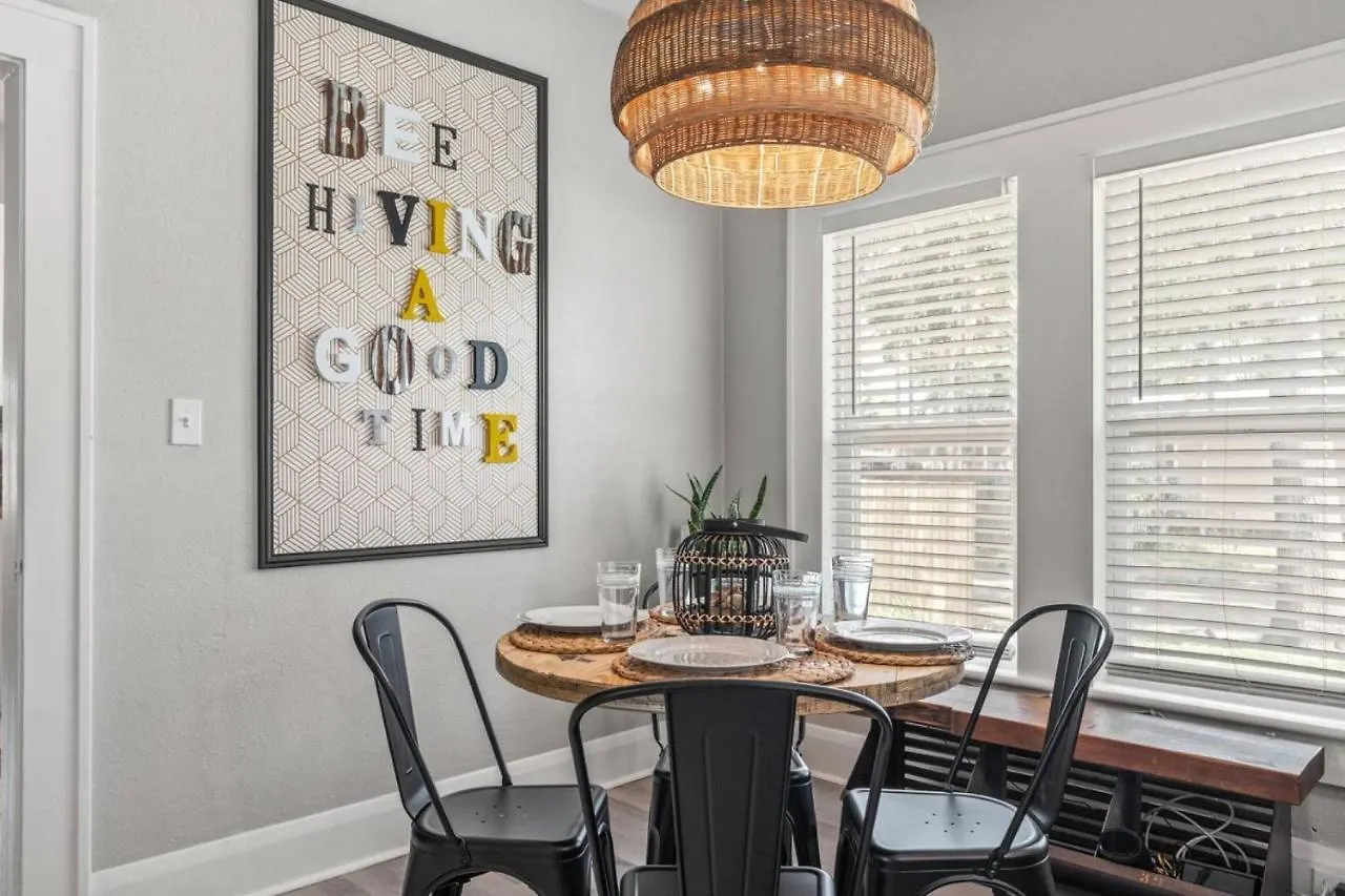 Holiday home Beekeeper'S Inn - Beautifully Renovated 1929 Bungalow With 2 Bedrooms On Brick Street Near Tampa'S Attractions
