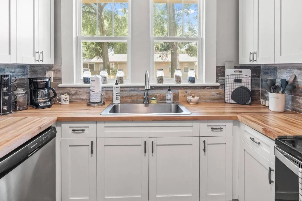 Beekeeper'S Inn - Beautifully Renovated 1929 Bungalow With 2 Bedrooms On Brick Street Near Tampa'S Attractions 0*, Tampa