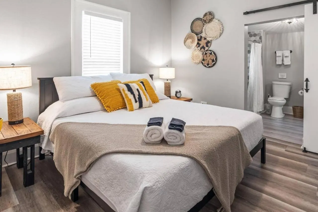 Beekeeper'S Inn - Beautifully Renovated 1929 Bungalow With 2 Bedrooms On Brick Street Near Tampa'S Attractions