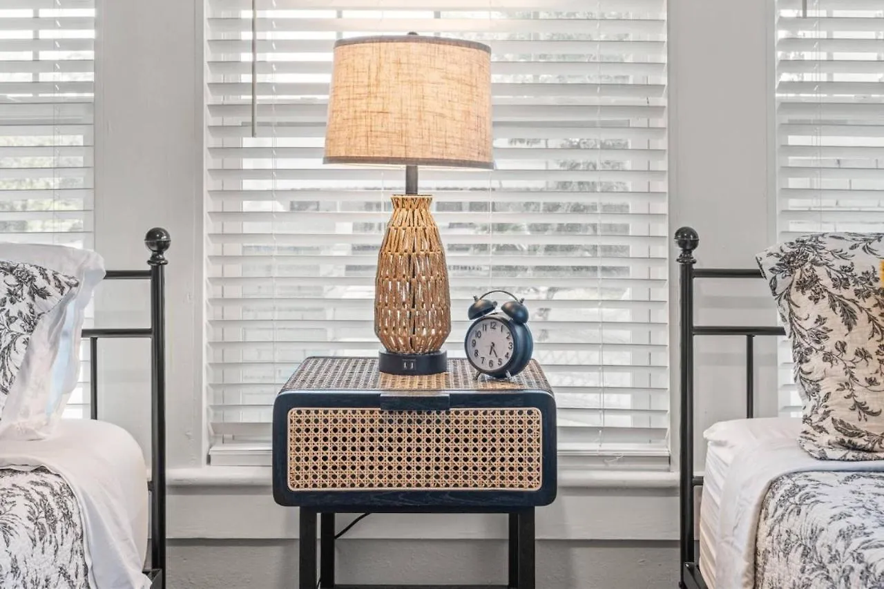 Holiday home Beekeeper'S Inn - Beautifully Renovated 1929 Bungalow With 2 Bedrooms On Brick Street Near Tampa'S Attractions