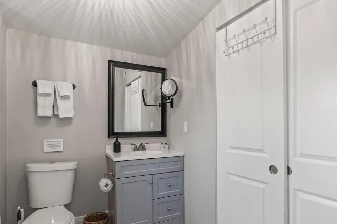 Beekeeper'S Inn - Beautifully Renovated 1929 Bungalow With 2 Bedrooms On Brick Street Near Tampa'S Attractions 0*, Tampa