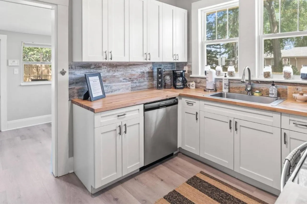 Beekeeper'S Inn - Beautifully Renovated 1929 Bungalow With 2 Bedrooms On Brick Street Near Tampa'S Attractions 0*, Tampa